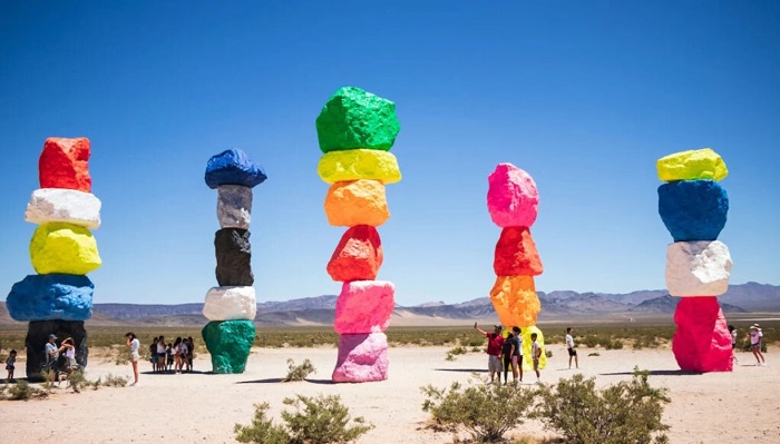 Công viên đá bảy màu Seven Magic Mountains