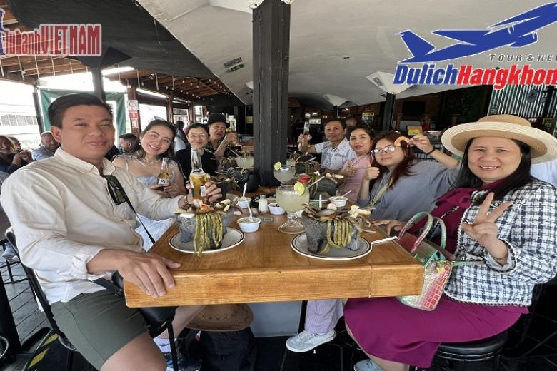 Khách dùng bữa