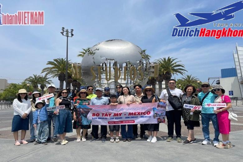 Khách chụp ảnh lưu niệm