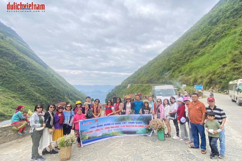 Khách chụp ảnh lưu niệm