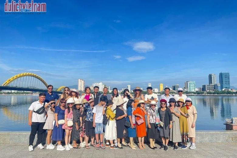 Khách chụp ảnh lưu niệm