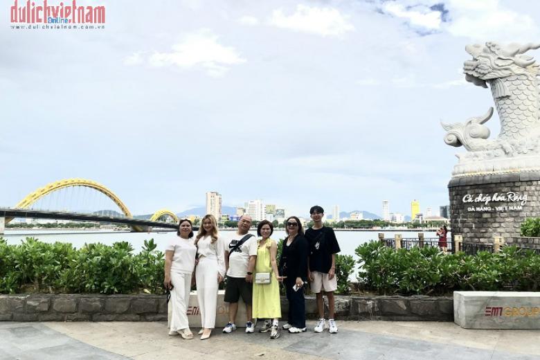 Khách chụp ảnh lưu niệm