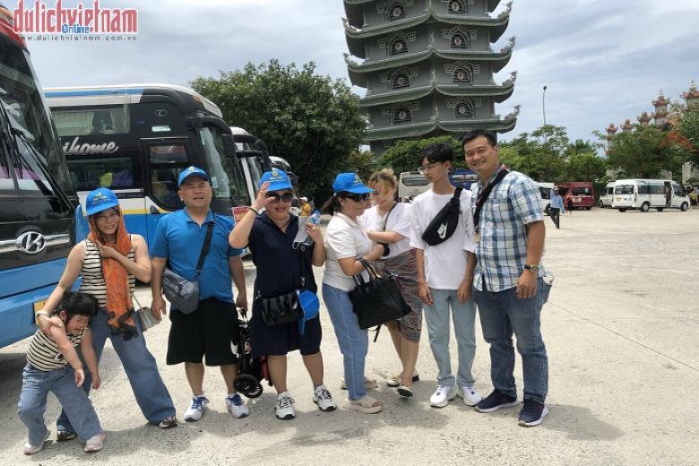 Khách chụp ảnh lưu niệm