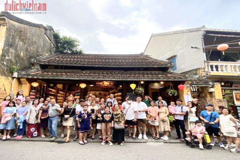 Khách chụp ảnh lưu niệm