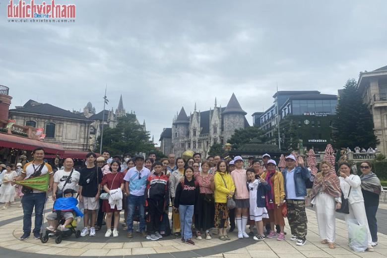 Khách chụp ảnh lưu niệm