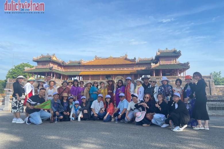 Khách chụp ảnh lưu niệm