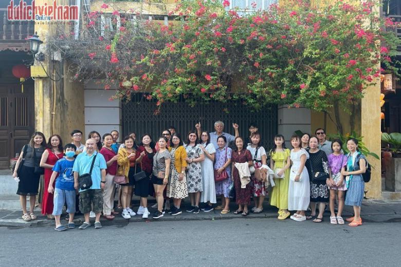 Khách chụp ảnh lưu niệm