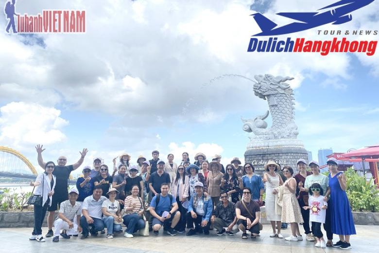 Khách chụp ảnh lưu niệm