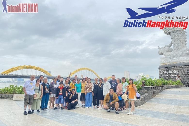 Khách chụp ảnh lưu niệm