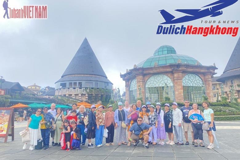 Khách chụp ảnh lưu niệm