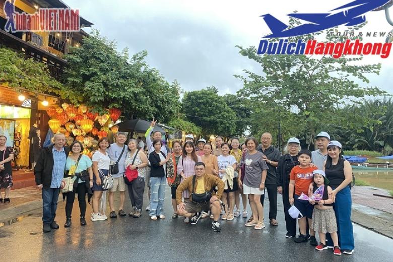 Khách chụp ảnh lưu niệm
