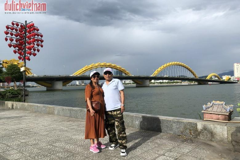 Khách chụp ảnh lưu niệm