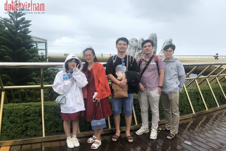 Khách chụp ảnh lưu niệm