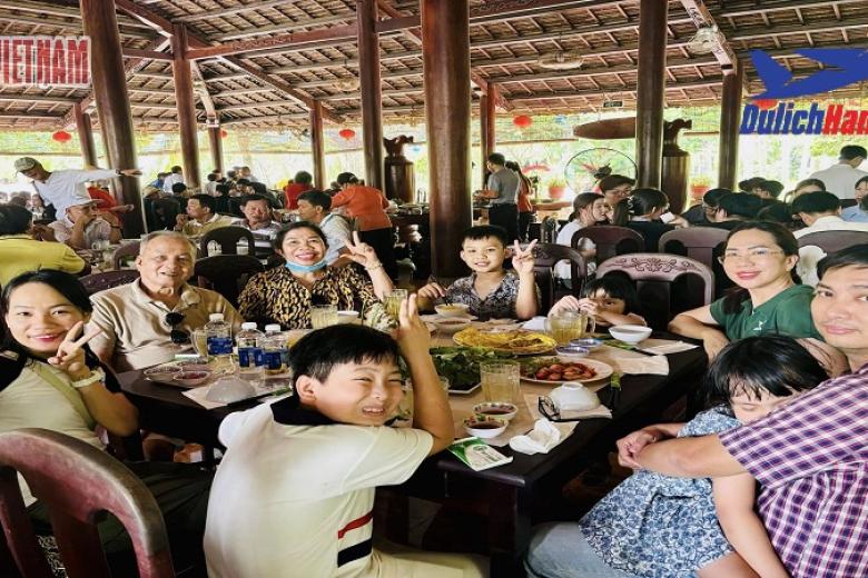 Khách dùng bữa