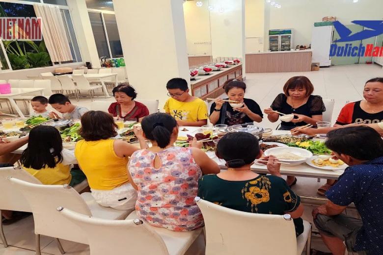Khách dùng bữa