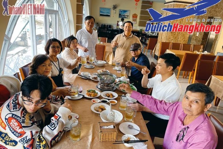 Khách dùng bữa
