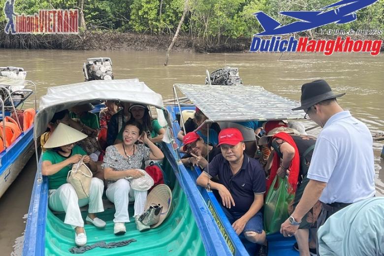 Khách chụp ảnh lưu niệm