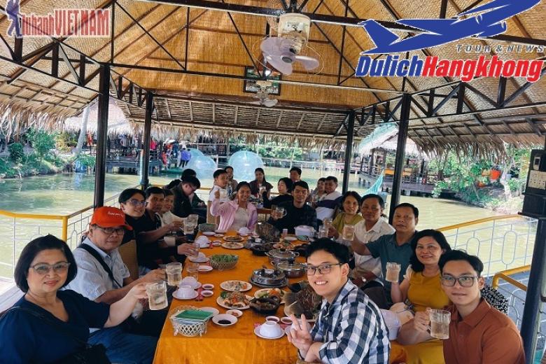 Khách dùng bữa