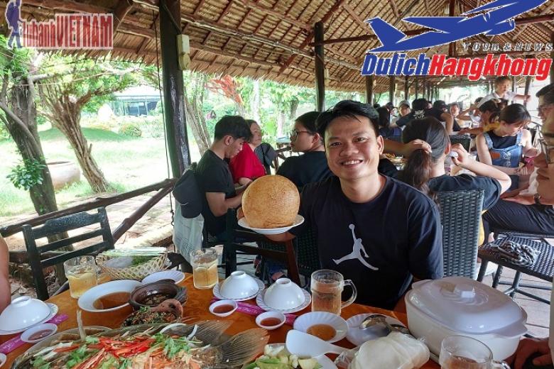 Khách dùng bữa