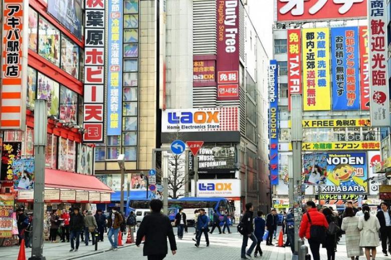 Tự do tản bộ và mua sắm tại Akihabara