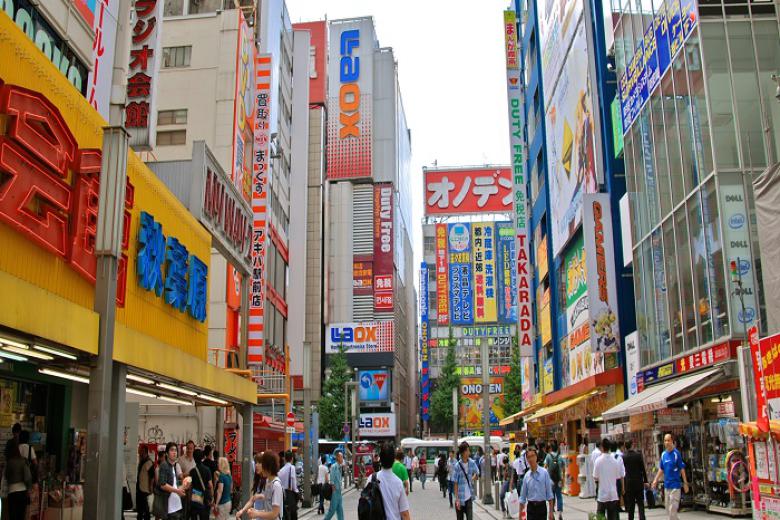 Tự do tản bộ và mua sắm tại Akihabara