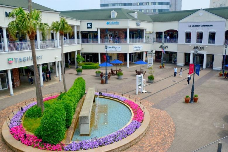 Tự do mua sắm tại Rinku Premium Outlet