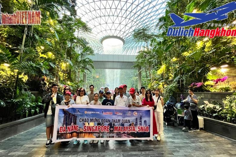 Khách chụp ảnh lưu niệm