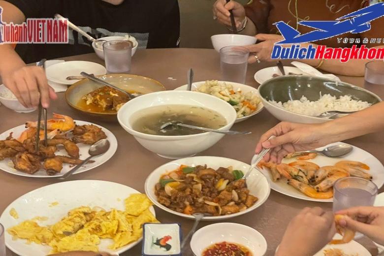 Khách dùng bữa