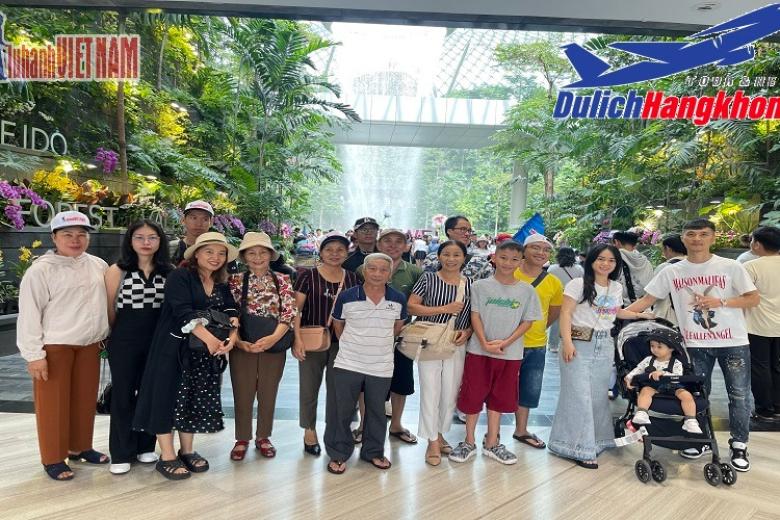 Khách chụp ảnh lưu niệm