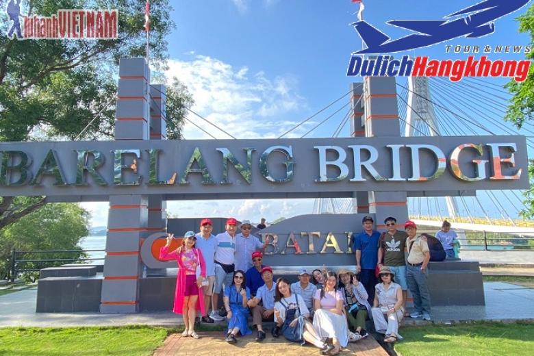 Khách chụp ảnh lưu niệm