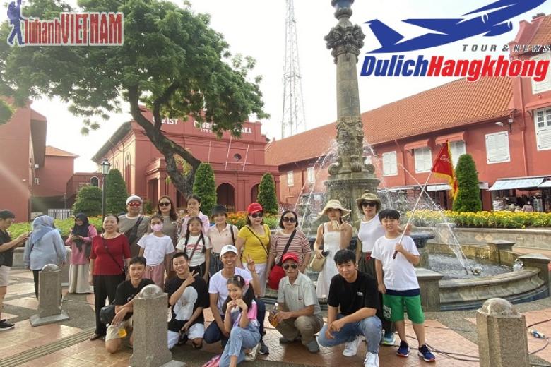 Khách chụp ảnh lưu niệm