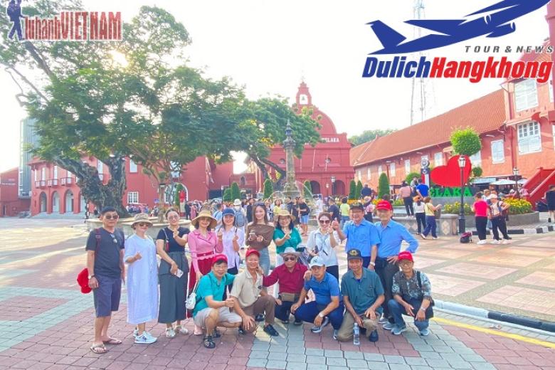 Khách chụp ảnh lưu niệm