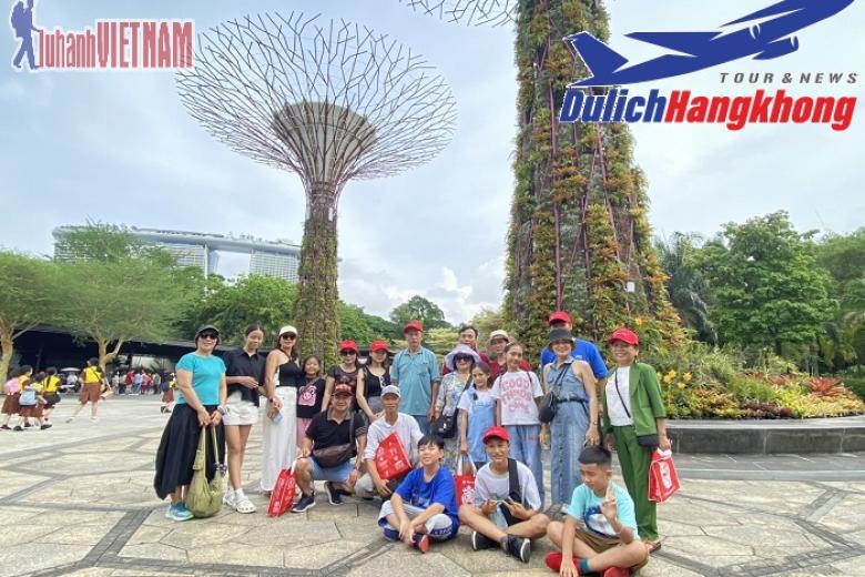 Khách chụp ảnh lưu niệm
