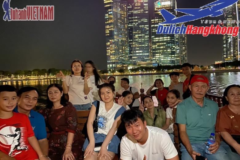 Khách chụp ảnh lưu niệm