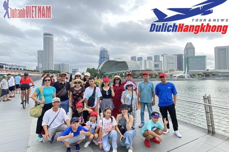 Khách chụp ảnh lưu niệm