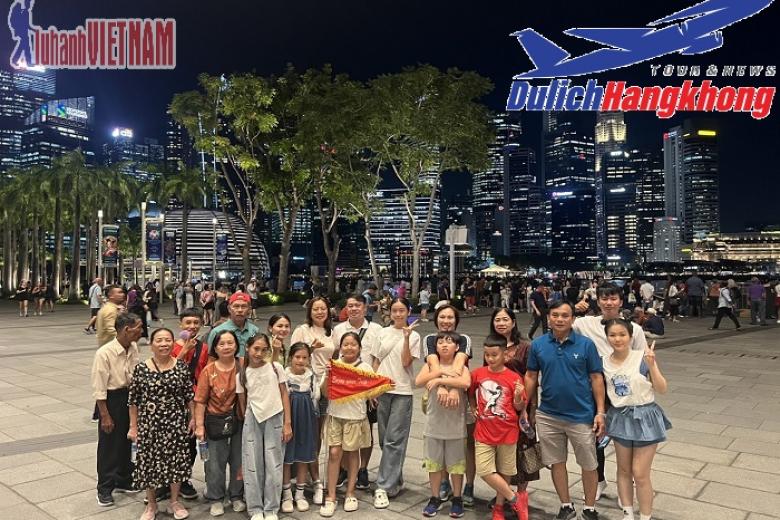 Khách chụp ảnh lưu niệm