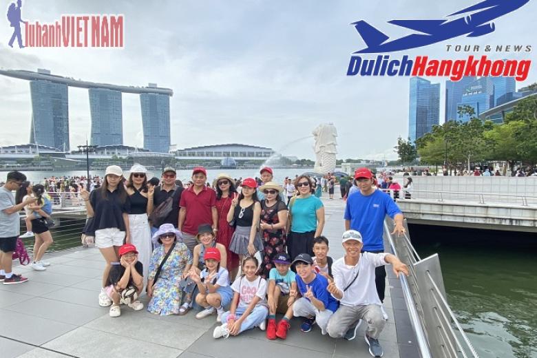 Khách chụp ảnh lưu niệm