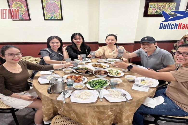 Khách dùng bữa