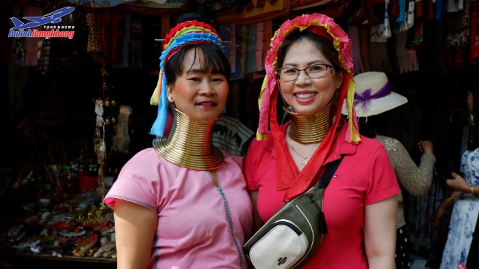 Đoàn du khách đến tham quan Làng Cổ dài (Long Neck Village)