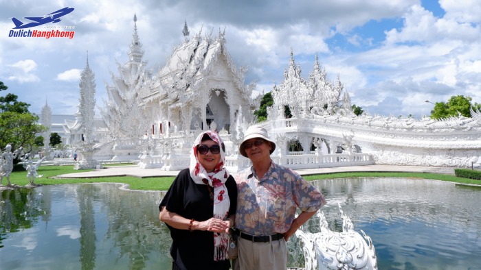 Đoàn du khách chụp ảnh lưu lại kỷ niệm tại chùa Trắng