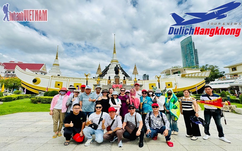 Khách chụp ảnh lưu niệm ở Chùa Thuyền