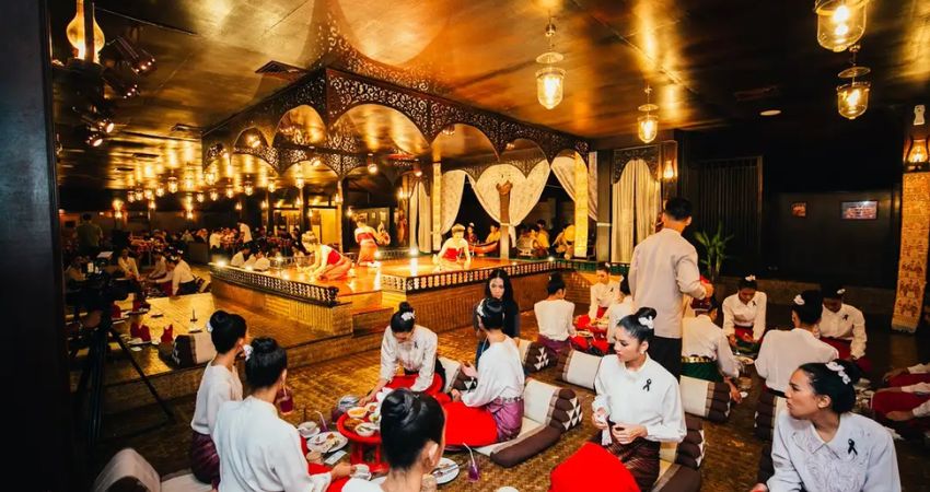 Thưởng thức bữa tối “KhanToke” truyền thống