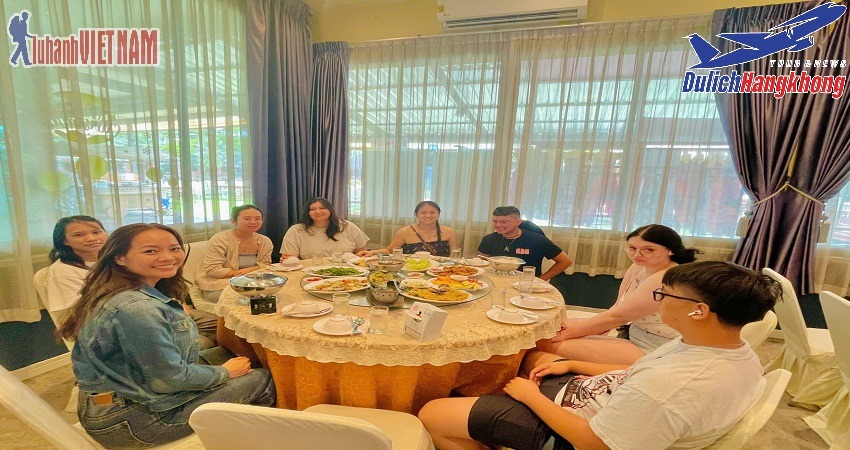 Khách dùng bữa