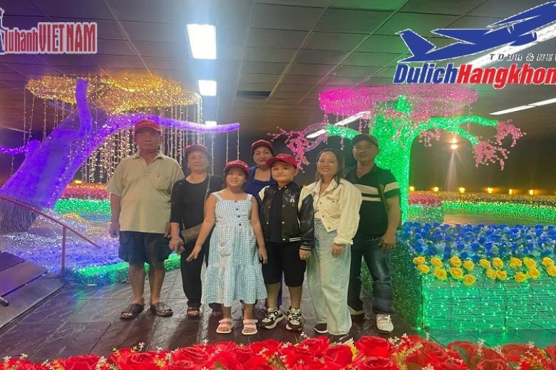 Khách chụp ảnh lưu niệm