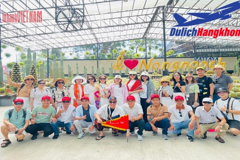 Khách chụp ảnh lưu niệm