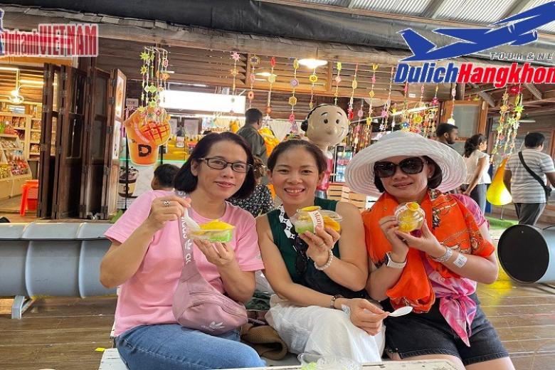 Khách chụp ảnh lưu niệm