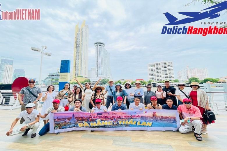 Khách chụp ảnh lưu niệm