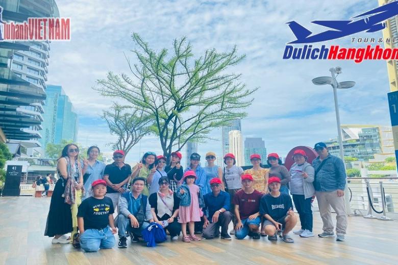 Khách chụp ảnh lưu niệm