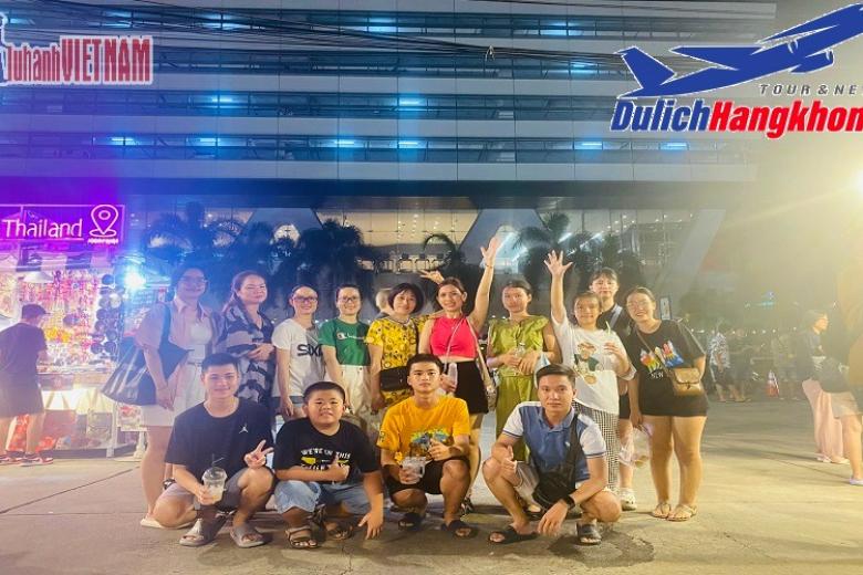 Khách chụp ảnh lưu niệm