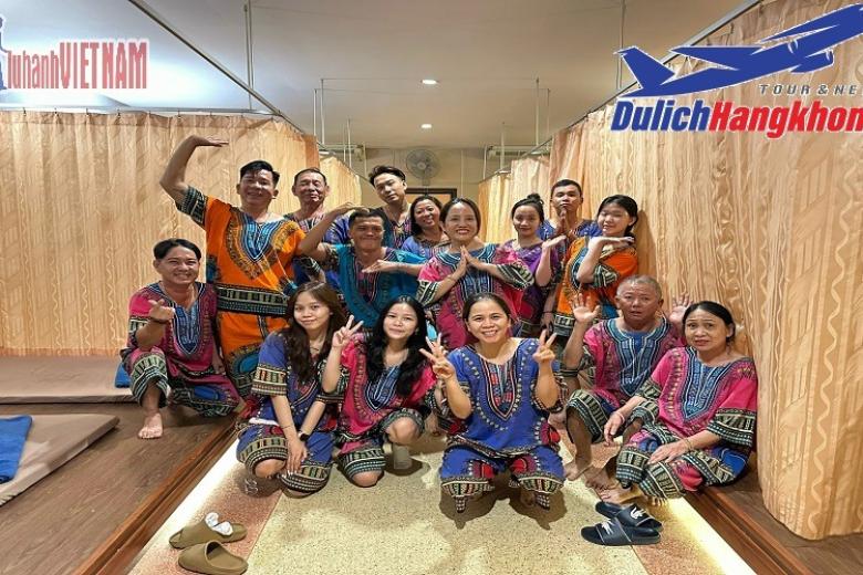 Khách chụp ảnh lưu niệm